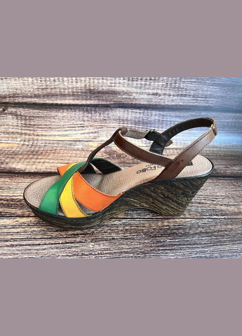 Комбинированные кожаные женские босоножки на танкетке,, испания Le Follie с ремешком