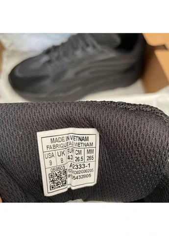 Чорні кросівки чоловічі adidas yeezy boost 700 v2 no logo black адідас ізі буст чорні демісезон No Brand
