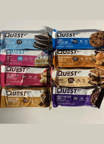 Міксовий набір батончиків різних смаків 12 штук по 60 грам Quest Nutrition (337171718)