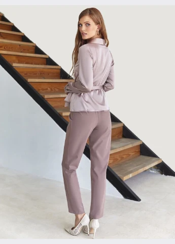 костюм из блузки на запах и брюк коричневого цвета Dressa (315055962)