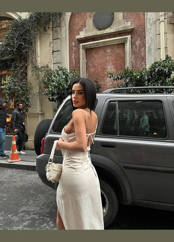 Бежевое шикарное прогулочное бежевое летнее платье из креп-жатки в длине миди, нежное платье с открытым декольте без рукава No Brand однотонное