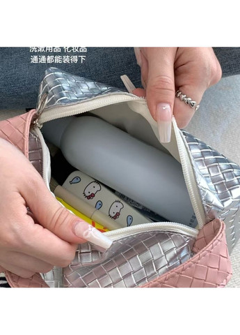 Стильная срозовая косметичка-органайзер из текстурной искусственной кожи с милым плетеным мячиком для декора No Brand (324559332)