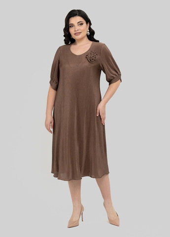 Коричневое платье трапецевидного силуэта из гофре трикотажа с декоративным цветком all posa (ap102433p) A'll Posa