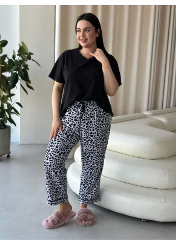 Комбінована піжама жіноча plus size: футболка + штани, леопардовий принт / комплект жіночий великих розмірів: футболка та брюки, принт лео No Brand