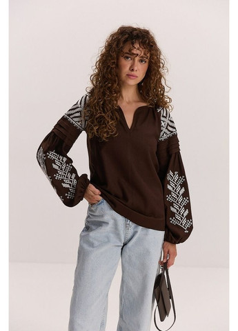 Коричнева жіноча вишиванка з геометричною вишивкою на рукавах, v-виріз mkar35352 Arjen (352768467)
