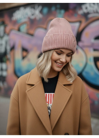 Шапка унісекс рванка з декоративною булавкою подвійна з відворотом рожева No Brand (363968691)