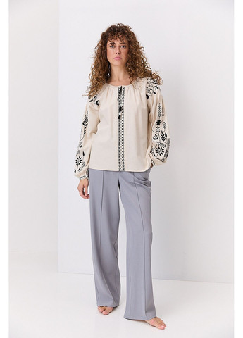 Світло-бежева жіноча вишиванка з квітами гладдю Arjen (356501437)