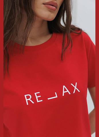 Красная летняя женская футболка с надписью relax Arjen