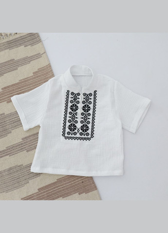 Белый летний детский муслиновый белый с черной вышивкой на крещение мальчика костюм рубашка+шорти с рубашкой, с шортами No Brand