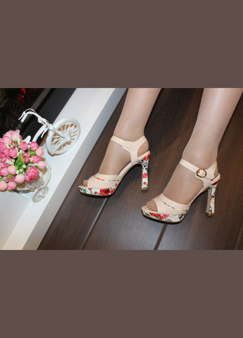 Бежевые босоножки женские бежевого цвета No Brand с ремешком лаковые, без декора