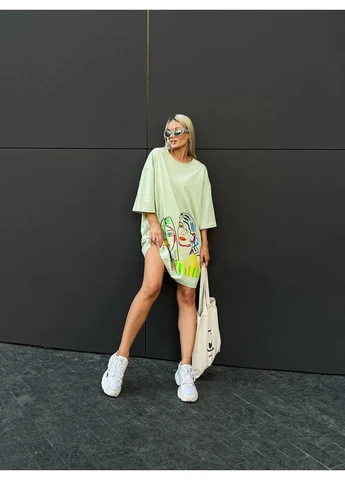Салатовое хлопковое платье-футболка с рисунком Fashion