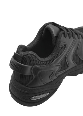 Черные всесезонные кроссовки YZY