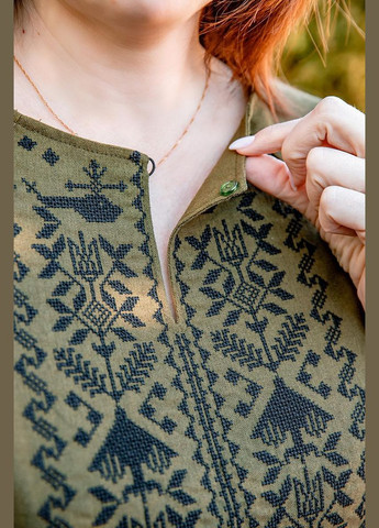 Хакі сорочка з вишивкою птаха та квітів хакі кольору для жінок з довгим рукавом лляна батальна, s льон (301034992)