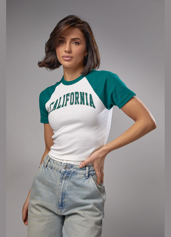 Зеленая летняя укороченная футболка в рубчик с надписью Lurex