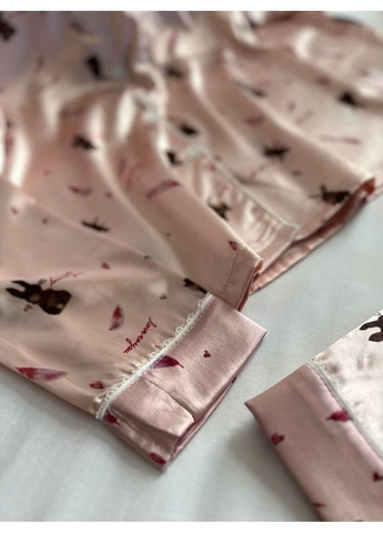 Розовая всесезон пижамный брючный комплект зайко женский атласный с рубашкой на пуговицах и принтом зайчик рубашка + брюки No Brand Піжамний брючний комплект Зайко рожевий