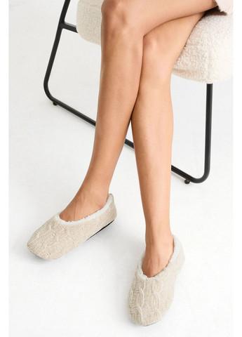 Бежевые тапочки из шинели с узором «косичка» C&A