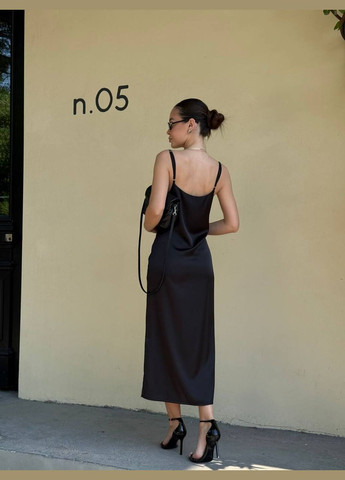 Чорна шовкова сукня на регульованих бретельках у чорному кольорі No Brand однотонна