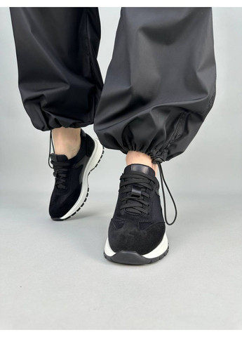 Черные всесезонные замшевые женские кроссовки VZUTIK