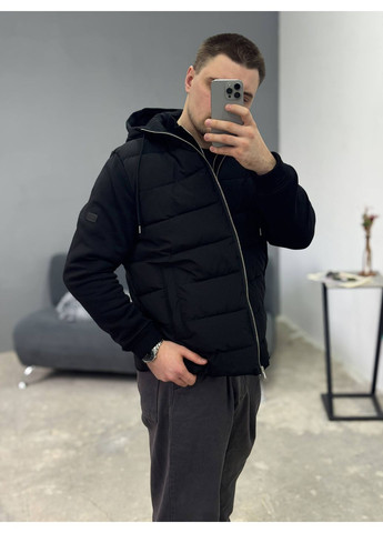 Чорна демісезонна куртка з трикотажними рукавами та капюшоном Україна