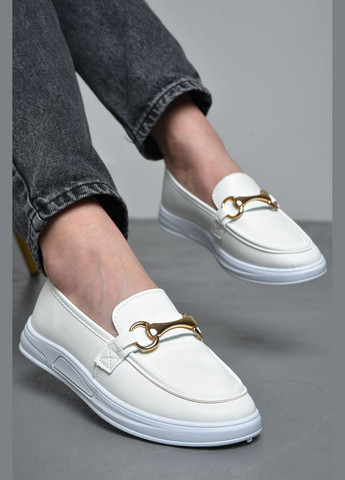 Туфли-лоферы женские белого цвета Let's Shop с цепочками