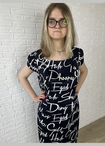 Темно-синее повседневный, кэжуал темно-синее хлопковое коттоновое летнее женское платье-футляр миди с белыми надписями платье-футболка, футляр No Brand с надписью