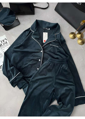 Зелена зимня жіноча брючна велюрова піжама з кантом: сорочка на гудзиках і прямі штани синя Україна