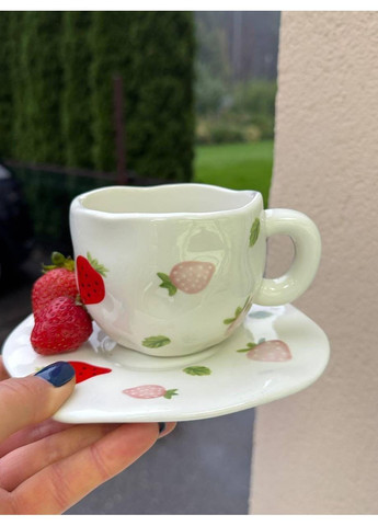 Керамічна чашка для кави з блюдцем 300мл принт квіточки і полунички, ручної роботи, біла OSM (365549103)