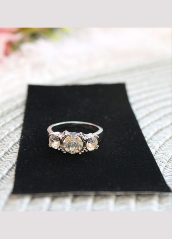 Женское кольцо с белыми камешками серебристого цвета, размер 19 No Brand (311222510)