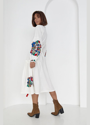 Белое праздничный, коктейльное, карнавальный, повседневный, кэжуал, вечернее платье-вышиванка с цветочной вышивкой гладью ESQ с цветочным принтом