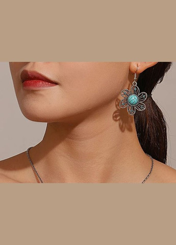 Серебристі сережки жіночі у формі красивої вінтажної квітки з бірюзою Liresmina Jewelry (285111012)