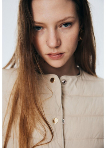 Светло-бежевая демисезонная женская стеганная куртка без воротника н&м (58522) м светло-бежевая H&M