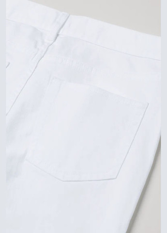Белые демисезонные прямые джинсы regular fit зауженные для мужчины 0732188-002 H&M