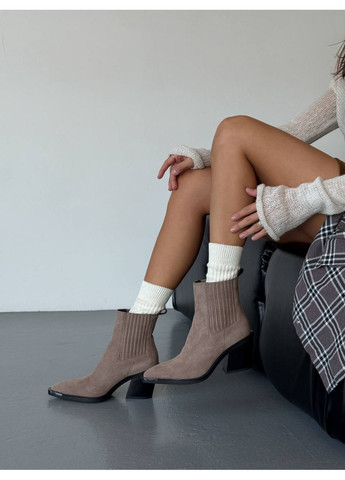 Осенние демисезонные замшевые казаки с металлическим носиком Helen из натуральной замши