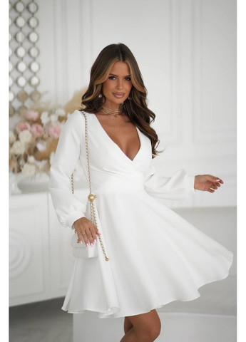 Молочное праздничный, вечернее женское платье мини с драпировкой на талии и глубоким вырезом клеш MonCher