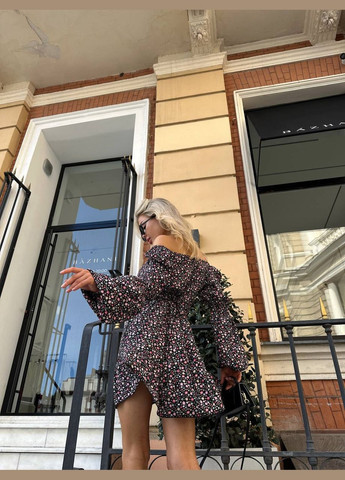 Черное кэжуал платье приталенного кроя из легкой ткани с открытыми плечами Adelante с цветочным принтом