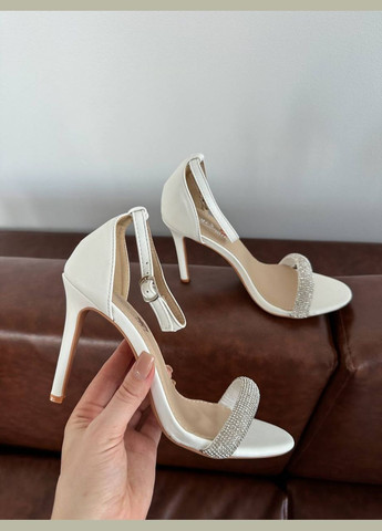 Жіночі святкові білі босоніжки на шпильці з камінцями білий колір з ремінцем No Brand (334002109)