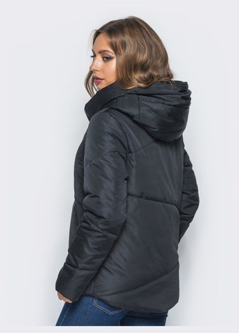 Черная демисезонная стёганая куртка с капюшоном и объемными карманами черная Dressa