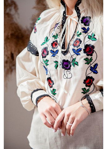 Комбинированная женская бежевая батистовая вышиванка с яркими цветами чёрным кружевом и объёмными рукавами, xl батист (301033877)