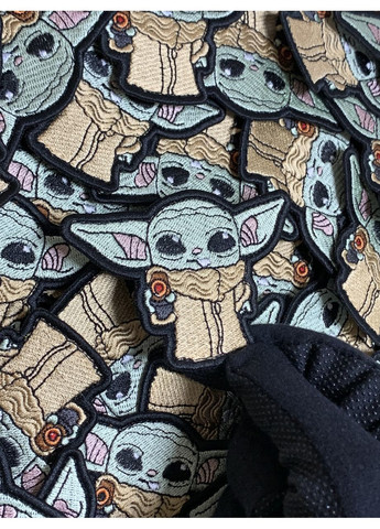 Шеврон малыш йода (форма контурная. На липучке) Размер 6x8.5см No Brand (369924639)