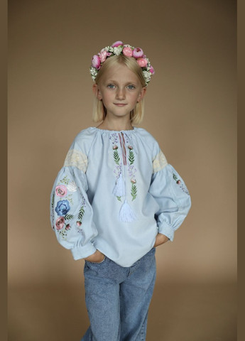Блакитна сучасна сорочка вишиванка для дівчинки блакитна троянди (341327476)