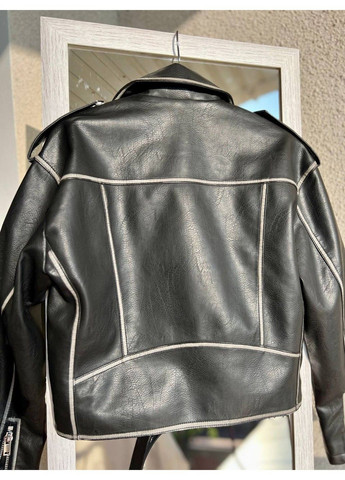 Чорна демісезонна куртка жіноча 2466 коротка косуха блискавки пояс варені шви екошкіра AFTF BASIC