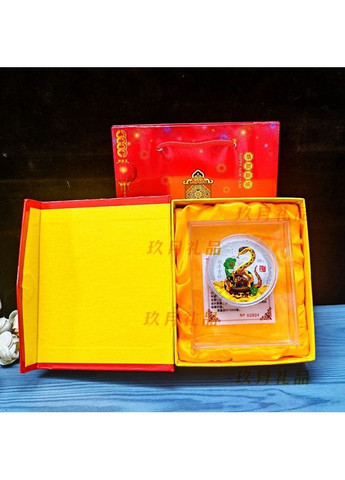 Сувенірна монета - медаль з символом 2025 року – Змією, у подарунковій упаковці для удачі, багатства та захисту від злих очей No Brand (306815485)