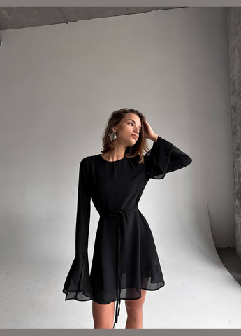Чорна кежуал маленька чорна сукня з пишним воланом - спідницею Adelante однотонна