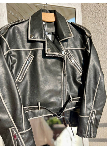 Чорна демісезонна куртка жіноча 2466 коротка косуха блискавки пояс варені шви екошкіра AFTF BASIC