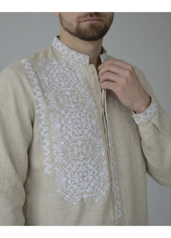 Бежева лляна вишиванка для чоловіка бежевого кольору на гудзиках з білим орнаментом візерунок орнамент вільна льон (373650534)