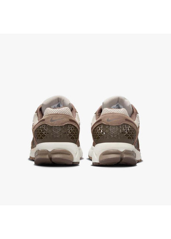 Коричневі Осінні чоловічі кросівки zoom vomero 5 коричневий Nike