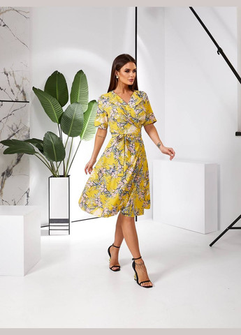 Желтое праздничный, коктейльное, деловое, повседневный, кэжуал, вечернее изысканное платье на запах с принтом на запах No Brand с надписью