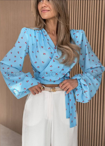 Блакитна блузка No Brand