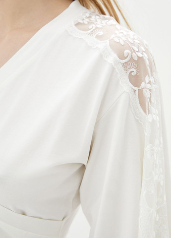 Біла всесезон піжама жіноча білого кольору з мереживом на рукавах. ORA