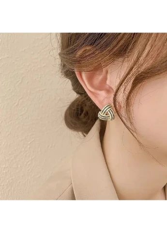 Золотисті трикутні сережки-гвіздки з білими кристалами 1.5 см Liresmina Jewelry (396752272)